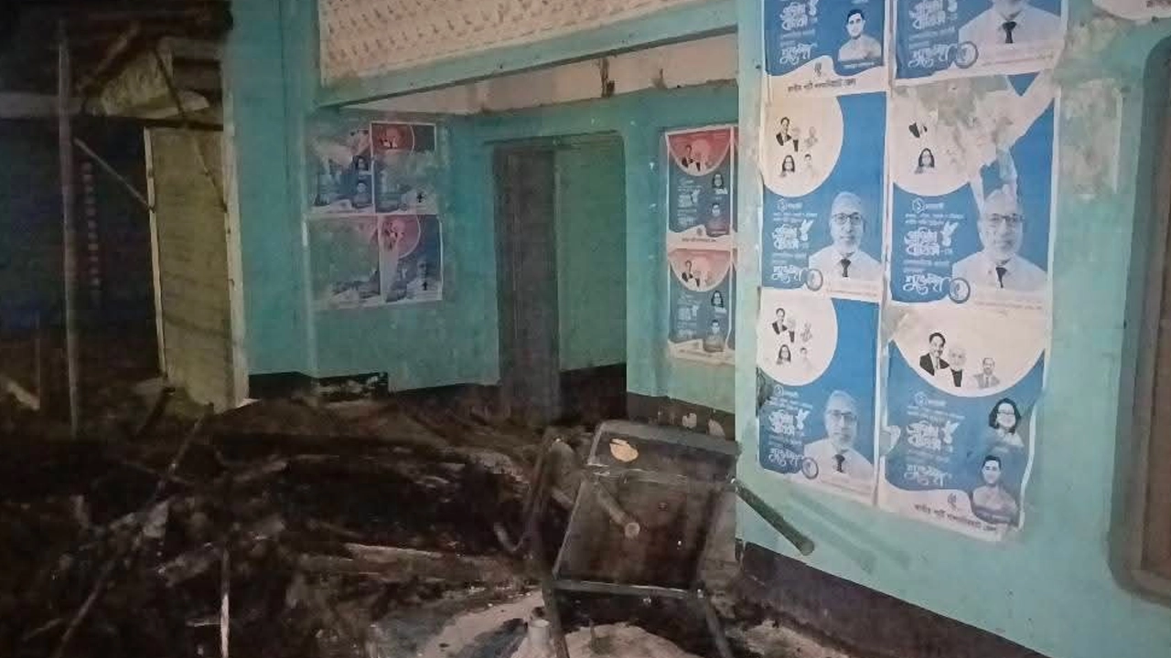 লালমনিরহাটে জাতীয় পার্টির অফিসে অগ্নিসংযোগ ও লুটপাট